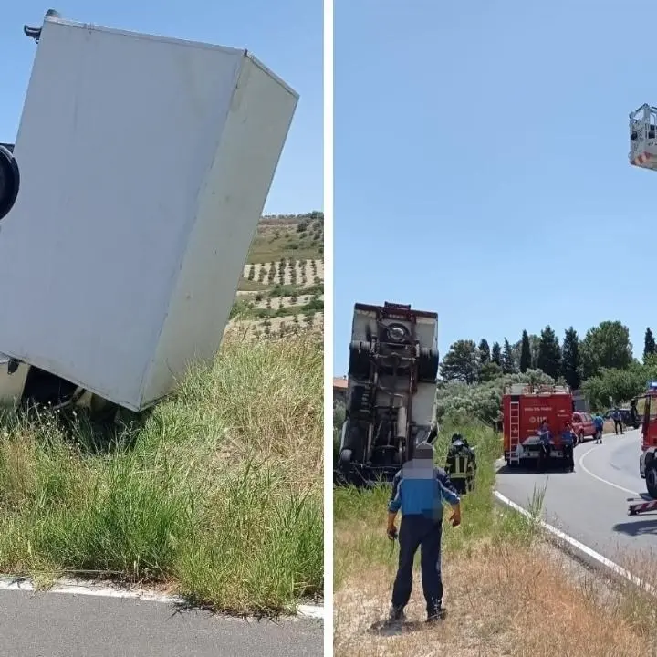 Autocarro si ribalta lungo la carreggiata della Sp148: conducente trasferito in ospedale