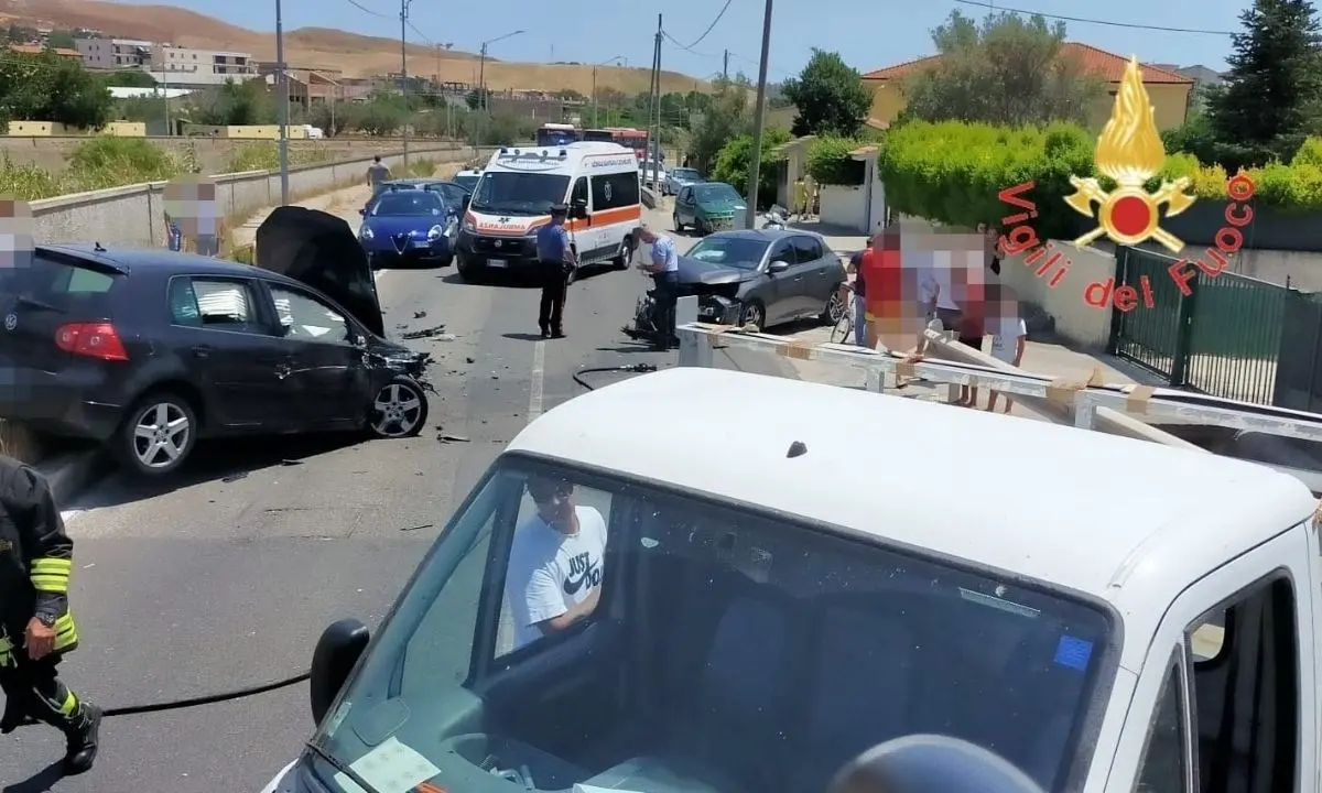 Incidente a Catanzaro, scontro tra due auto e un furgone su Viale Isonzo: 4 feriti