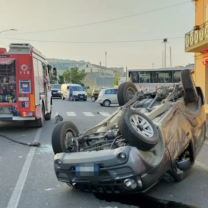 Catanzaro, scontro tra due auto su viale Cassiodoro: feriti entrambi i conducenti