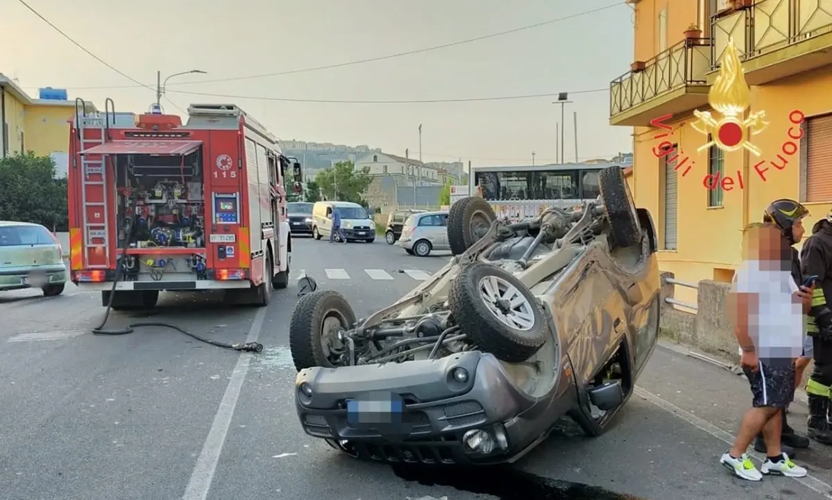 Catanzaro, scontro tra due auto su viale Cassiodoro: feriti entrambi i conducenti