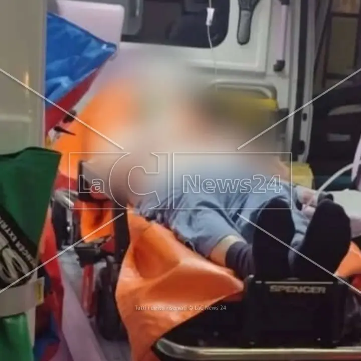 Ospedale di Cetraro, sta male ma ha il Covid: anziano curato in ambulanza per 4 ore in attesa di un posto letto