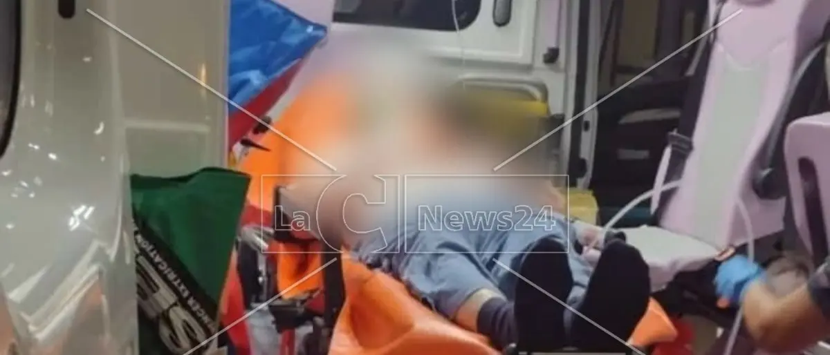 Ospedale di Cetraro, sta male ma ha il Covid: anziano curato in ambulanza per 4 ore in attesa di un posto letto