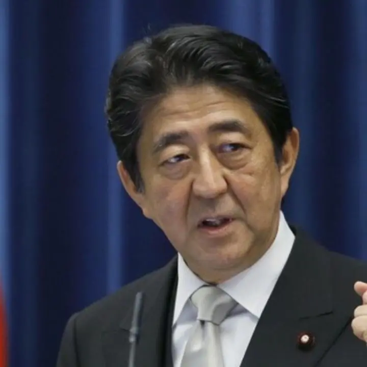 Giappone, l’ex premier Abe ferito da colpi di arma da fuoco durante evento elettorale: «Privo di segni vitali»