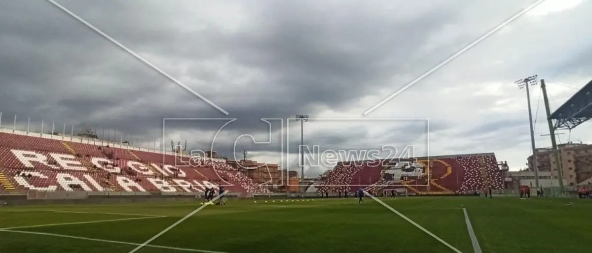 Reggina ancora senza allenatore e sede del ritiro, situazione piatta anche in chiave mercato