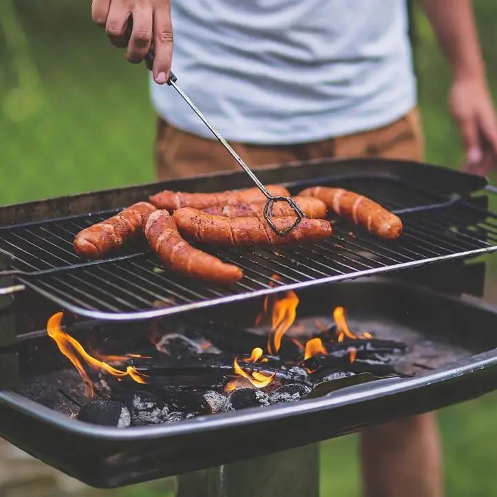Accende il barbecue con l’alcol etilico e si ustiona: muore a 20 anni