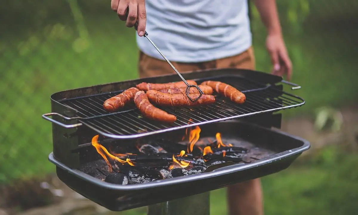 Accende il barbecue con l’alcol etilico e si ustiona: muore a 20 anni