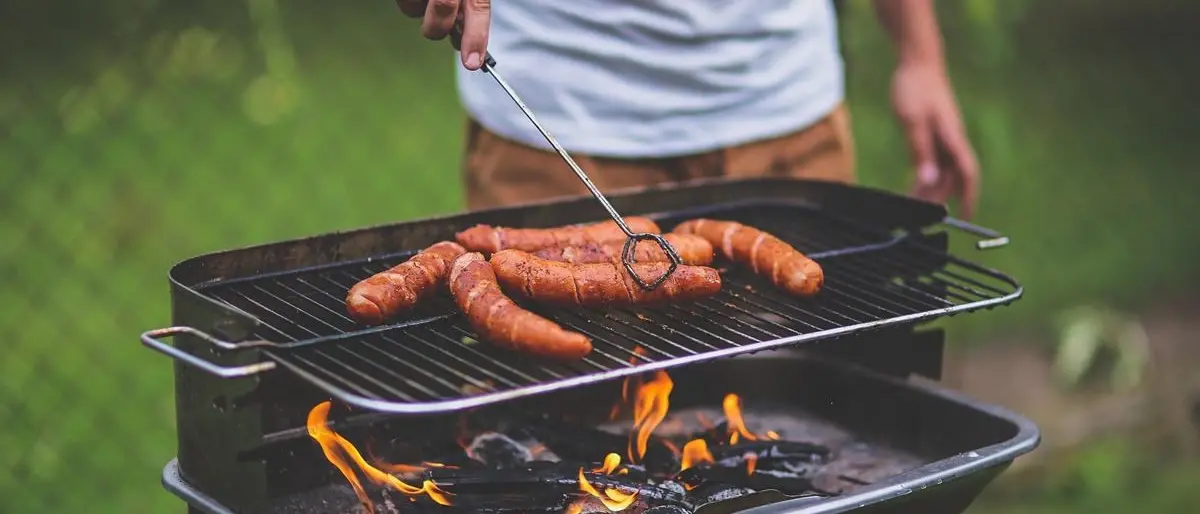 Accende il barbecue con l’alcol etilico e si ustiona: muore a 20 anni