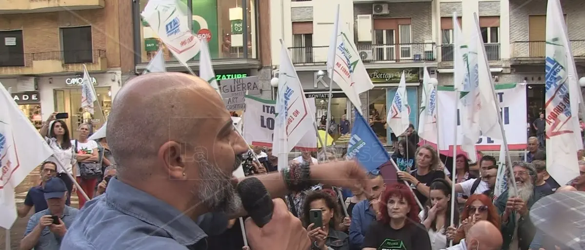 Il partito Italexit mette radici a Cosenza, il leader Paragone: «Con la soglia di sbarramento democrazia limitata»