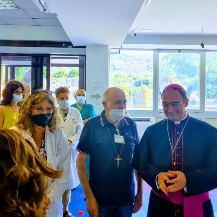 Lamezia, il vescovo Parisi in visita all’ospedale nel giorno del suo insediamento alla Diocesi