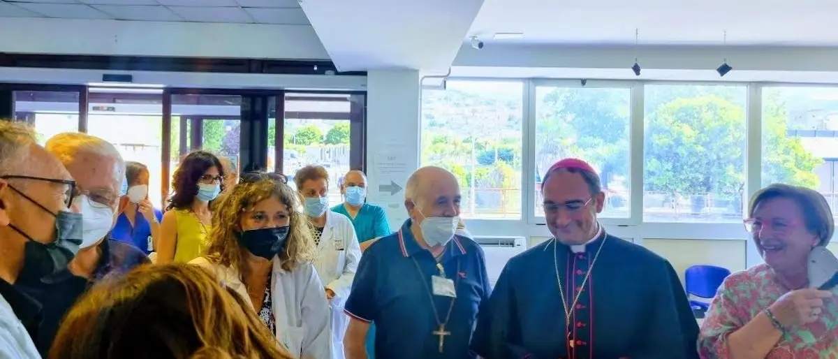 Lamezia, il vescovo Parisi in visita all’ospedale nel giorno del suo insediamento alla Diocesi