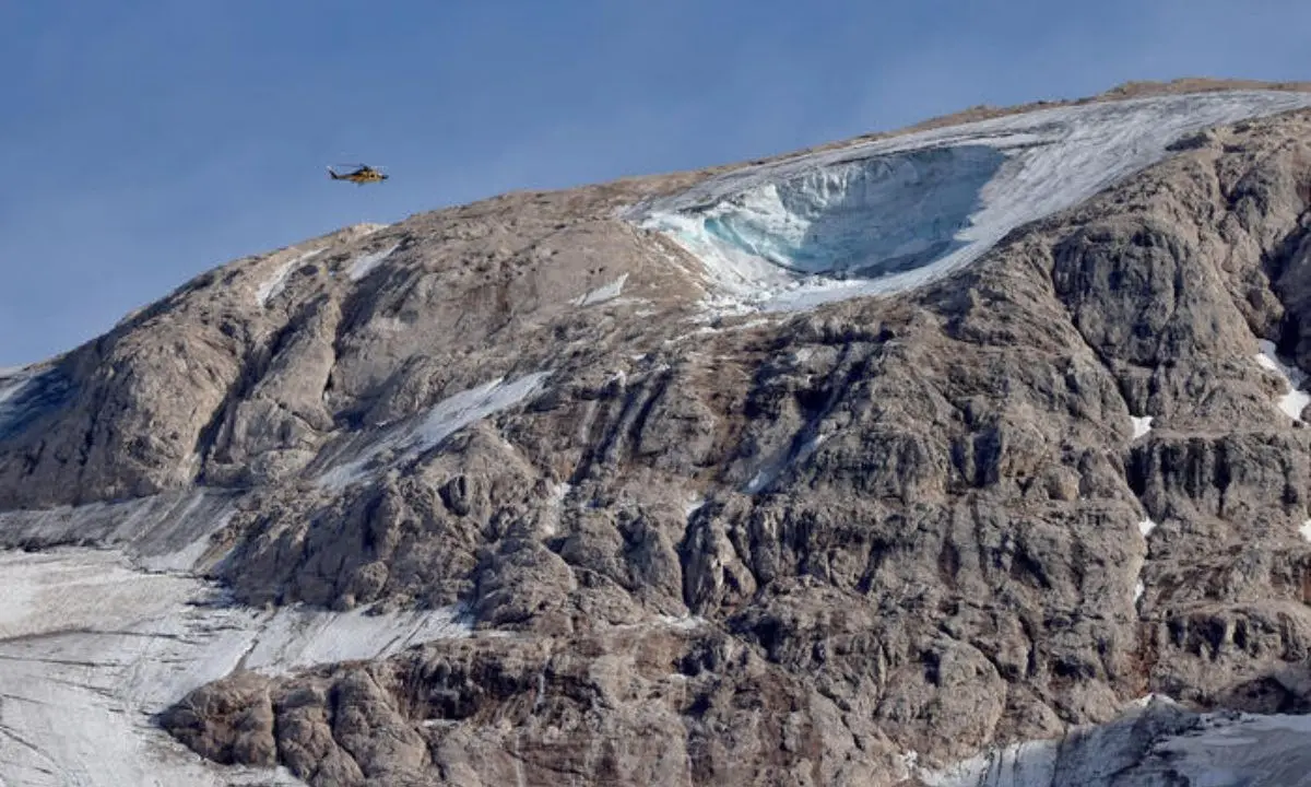 Marmolada, recuperata l’undicesima vittima: «Le ricerche proseguiranno per altre due settimane»