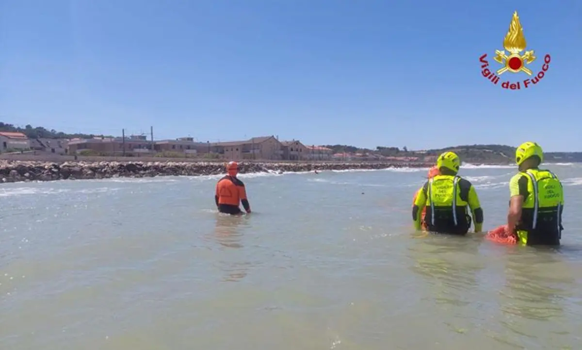 Padre e figlio di 8 anni annegano in mare, recuperato il corpo del piccolo