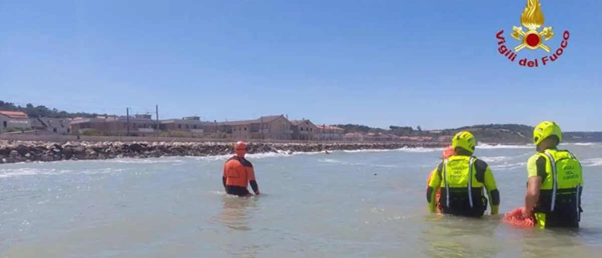 Padre e figlio di 8 anni annegano in mare, recuperato il corpo del piccolo