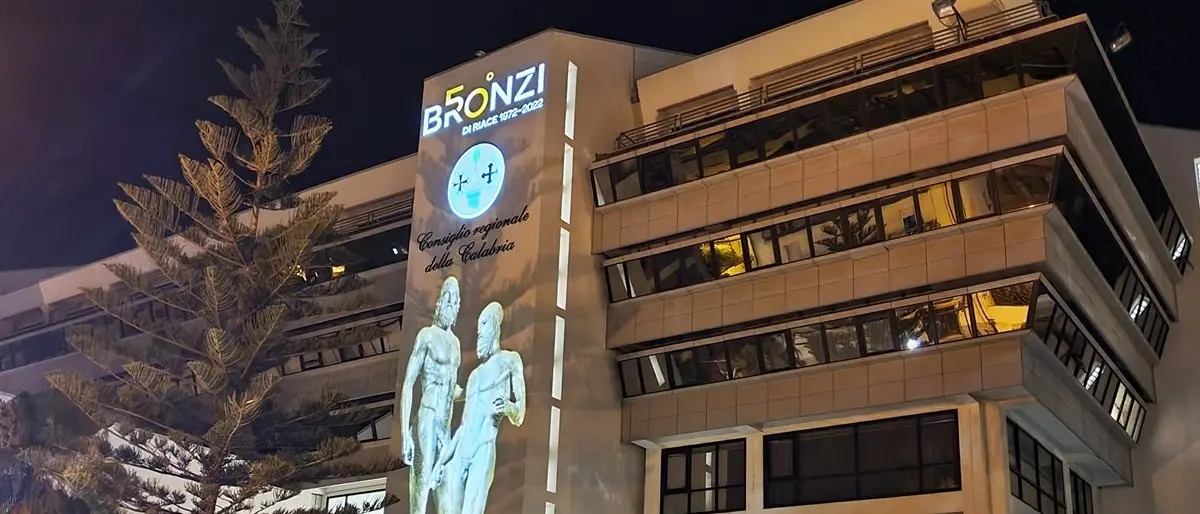 L’immagine dei Bronzi di Riace proiettata su Palazzo Campanella: «Occasione per celebrare la Calabria»