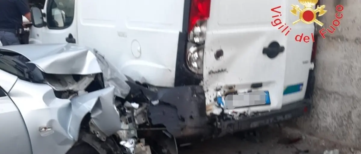 Incidente a Catanzaro, perde il controllo dell’auto e finisce la sua corsa contro un furgone