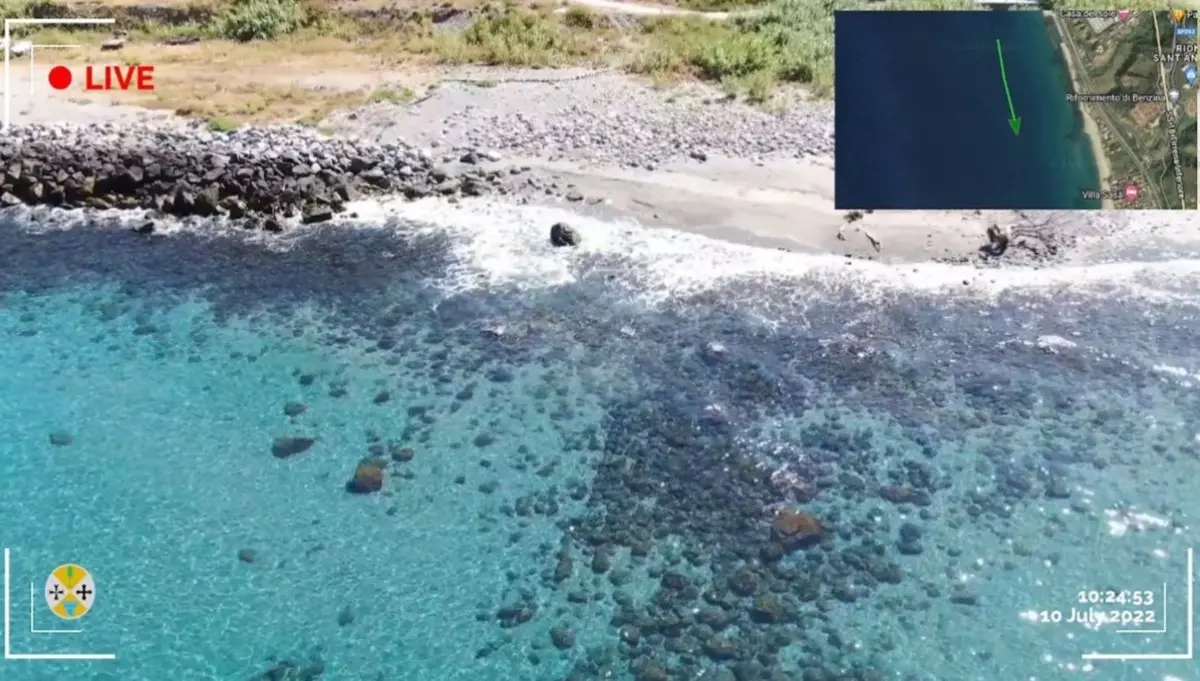 Mare pulito, elicotteri e droni per monitorare le coste calabresi in tempo reale: ecco le immagini