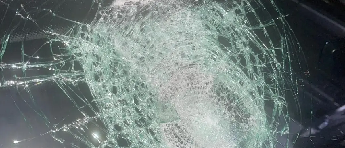 Notte brava a Corigliano Rossano: sassi contro navette, auto e moto. Due persone ferite