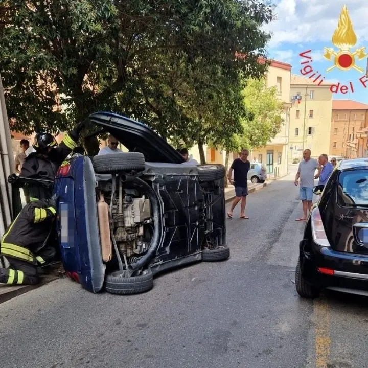 Catanzaro, perde il controllo dell’auto e si ribalta: ferita la giovane conducente