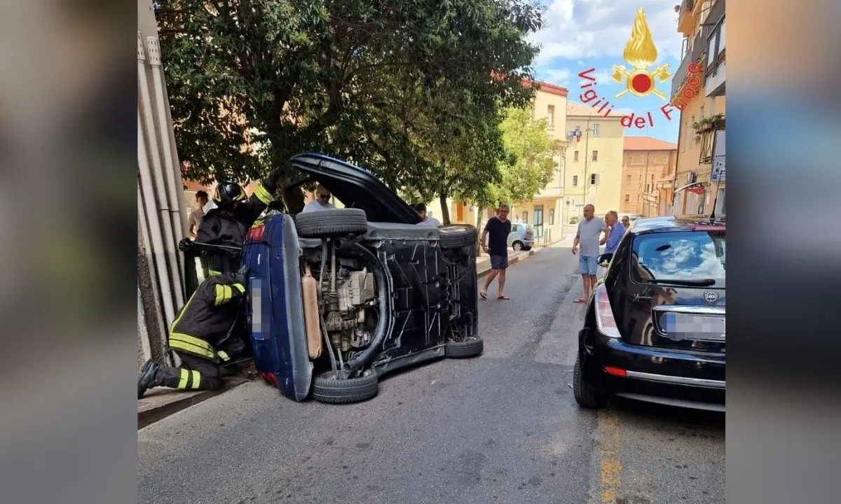 Catanzaro, perde il controllo dell’auto e si ribalta: ferita la giovane conducente