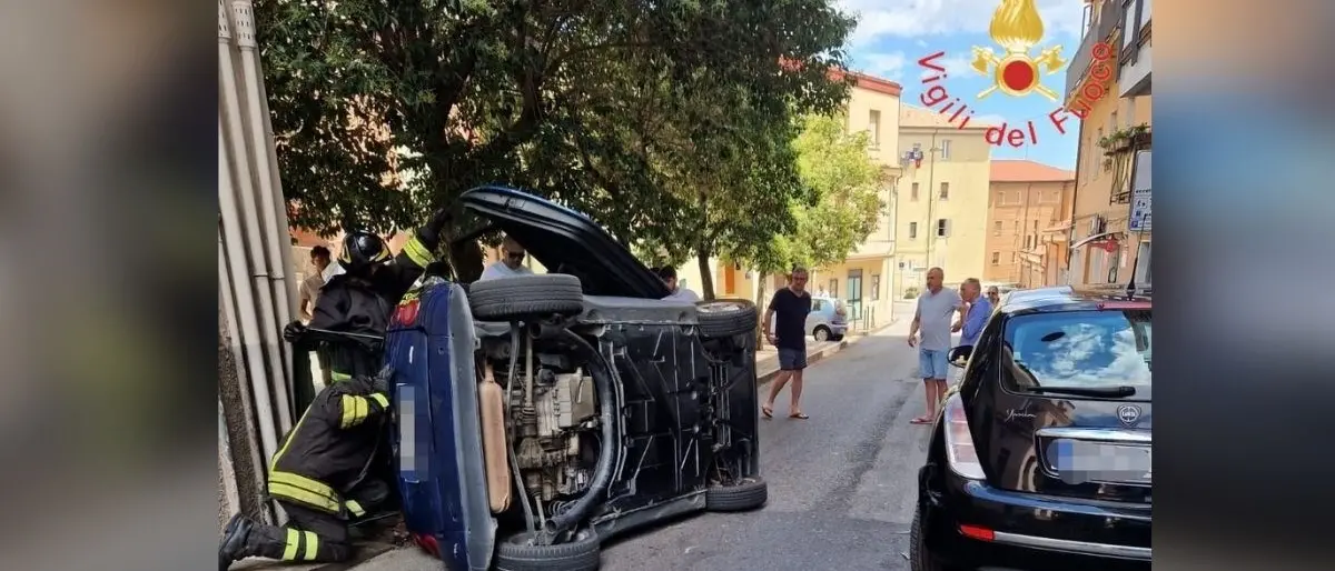 Catanzaro, perde il controllo dell’auto e si ribalta: ferita la giovane conducente