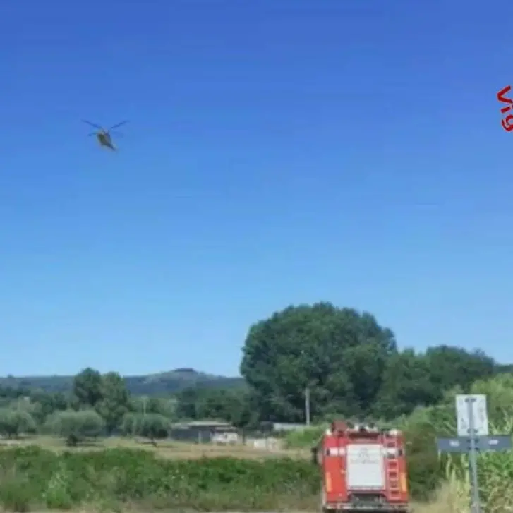Cerca di arginare l’incendio con un trattore ma finisce contro un albero e viene travolto dalle fiamme