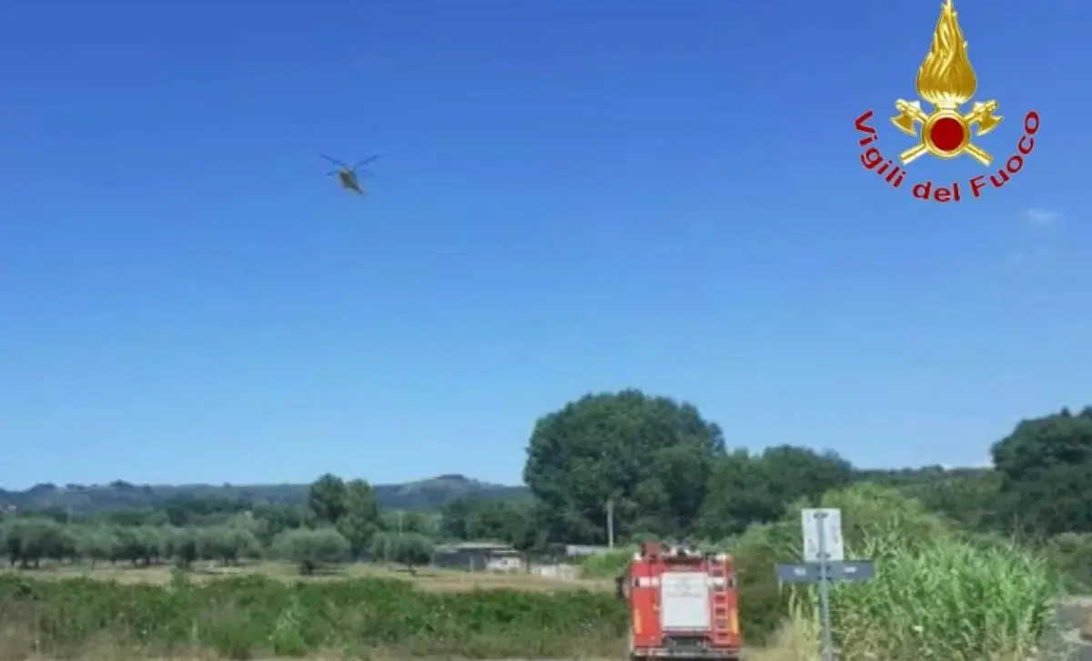 Cerca di arginare l’incendio con un trattore ma finisce contro un albero e viene travolto dalle fiamme