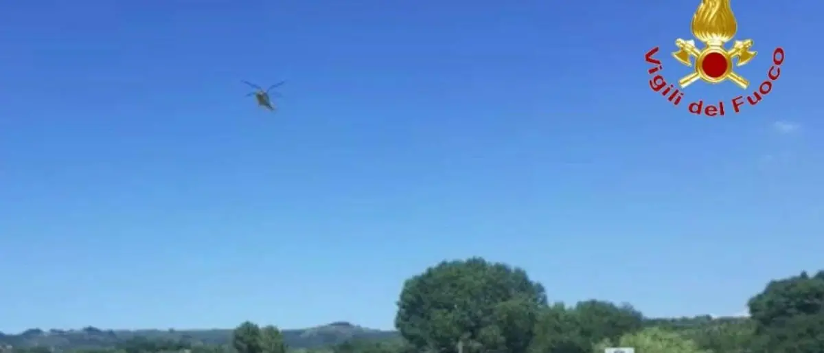 Cerca di arginare l’incendio con un trattore ma finisce contro un albero e viene travolto dalle fiamme