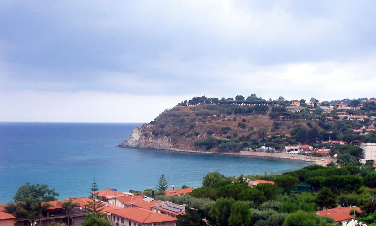 Ricadi, maxi rissa in spiaggia a colpi di ombrelloni e remi: coinvolte trenta persone