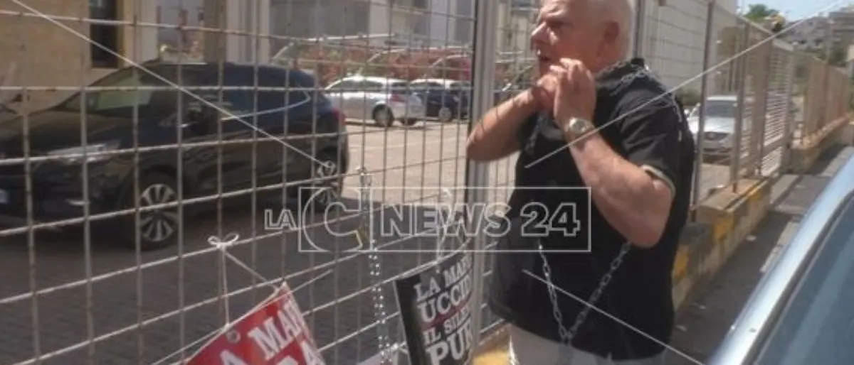 In carcere i due minori accusati di aver aggredito Coco l’ex sindaco di Roccabernarda: tentato omicidio