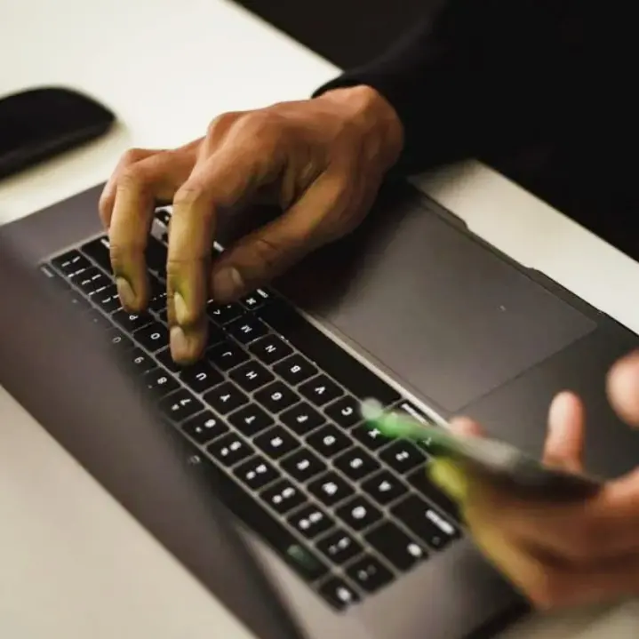 Commissiona l’omicidio del rivale in amore sul darkweb: denunciato 34enne