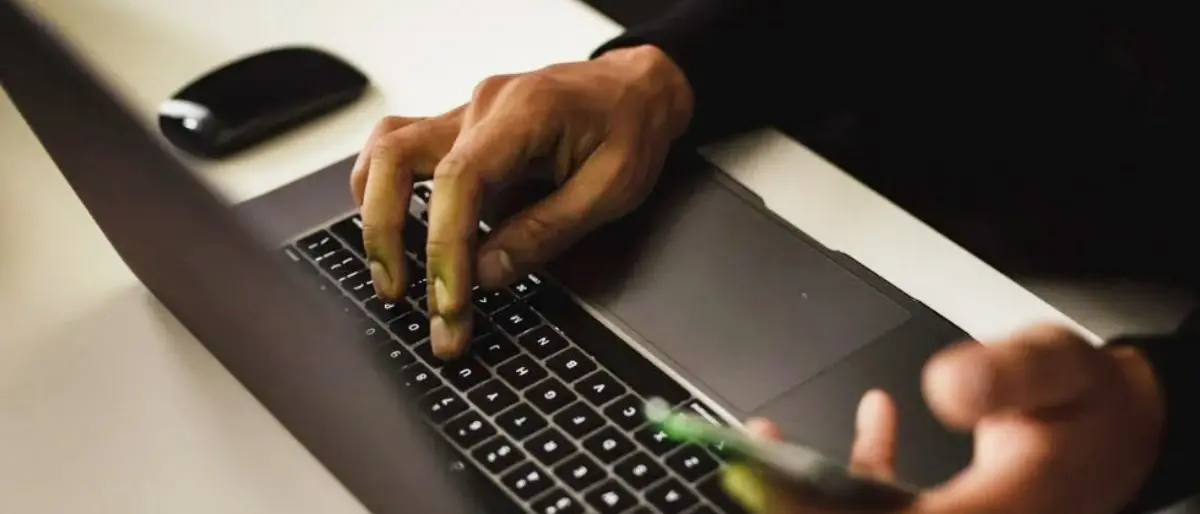 Commissiona l’omicidio del rivale in amore sul darkweb: denunciato 34enne