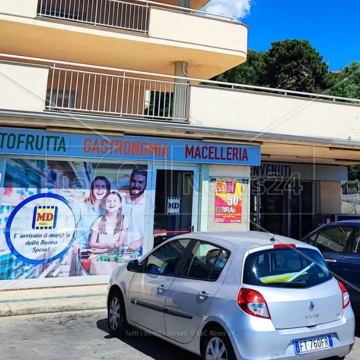 Belvedere, in tre tentano di rapinare un supermercato ma il proprietario li mette in fuga