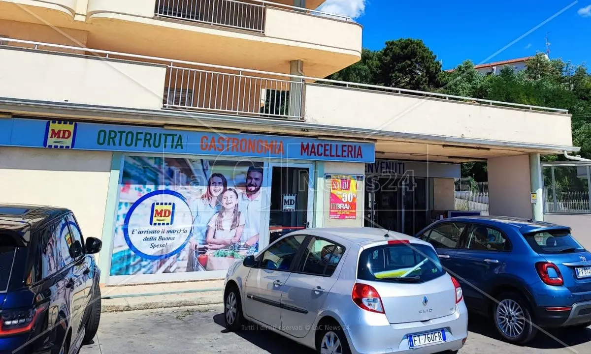 Belvedere, in tre tentano di rapinare un supermercato ma il proprietario li mette in fuga