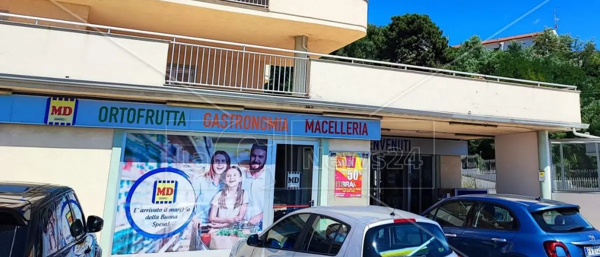 Belvedere, in tre tentano di rapinare un supermercato ma il proprietario li mette in fuga