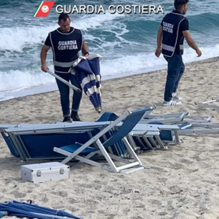 Ombrelloni e sdraio abusivi su una spiaggia di Capo Vaticano rimossi dalla Guardia costiera