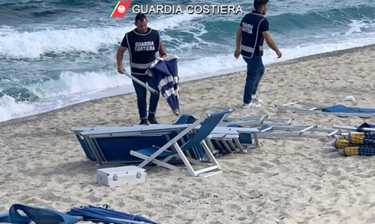 Ombrelloni e sdraio abusivi su una spiaggia di Capo Vaticano rimossi dalla Guardia costiera