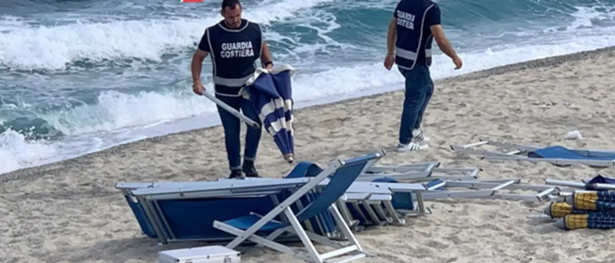 Ombrelloni e sdraio abusivi su una spiaggia di Capo Vaticano rimossi dalla Guardia costiera