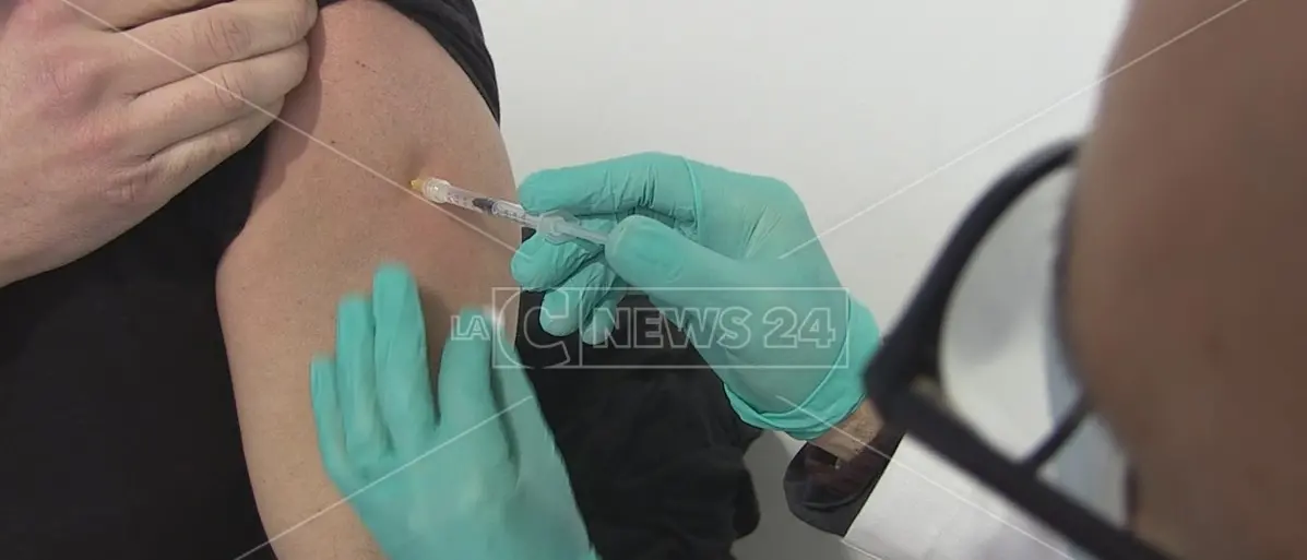 Vaccini anti Covid, in Calabria quarta dose anche in farmacia per gli over 60