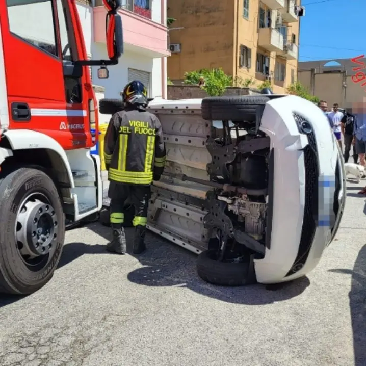 Incidente a Catanzaro, auto si ribalta nello scontro con altra vettura: anziana trasferita in ospedale