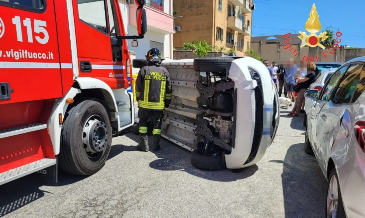 Incidente a Catanzaro, auto si ribalta nello scontro con altra vettura: anziana trasferita in ospedale