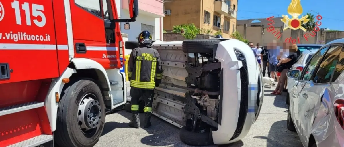 Incidente a Catanzaro, auto si ribalta nello scontro con altra vettura: anziana trasferita in ospedale