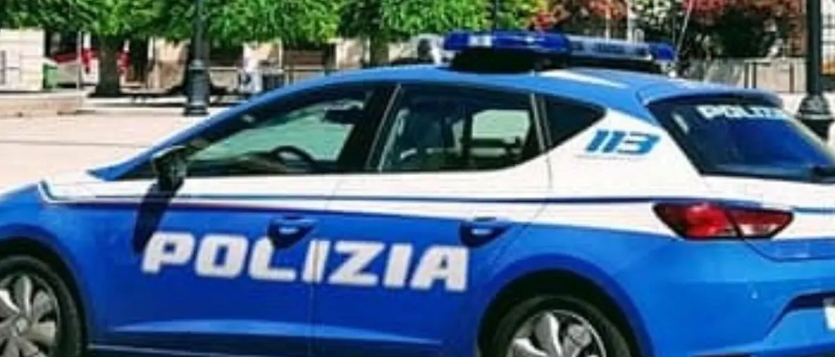 In auto vicino casa di marito e figli nonostante divieto di avvicinamento: ai domiciliari 46enne di Catanzaro