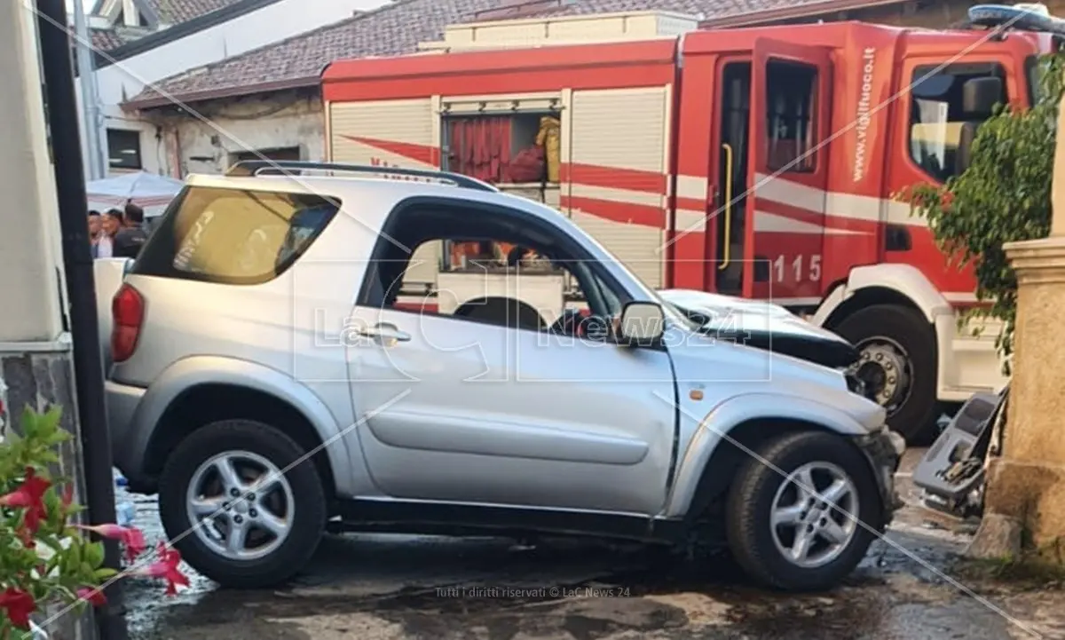 Incidente nel Vibonese, si schiantano con l’auto contro una chiesa: muoiono marito e moglie