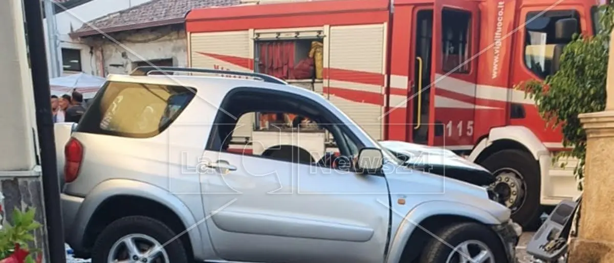 Incidente nel Vibonese, si schiantano con l’auto contro una chiesa: muoiono marito e moglie