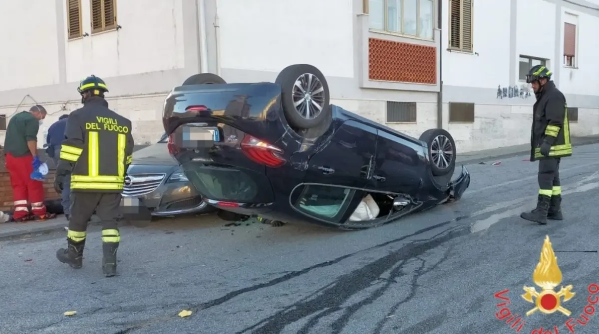 Catanzaro, auto si ribalta e impatta contro due vetture parcheggiate: un ferito