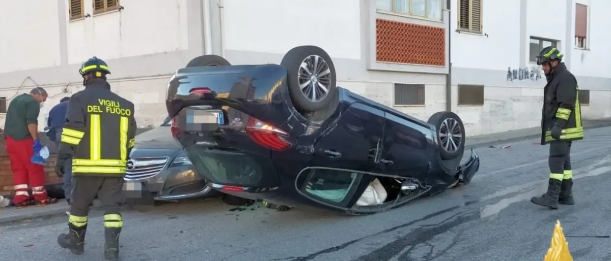 Catanzaro, auto si ribalta e impatta contro due vetture parcheggiate: un ferito