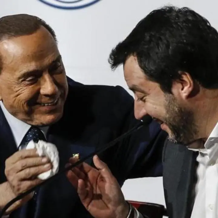 Berlusconi e Salvini «pronti per andare al voto». Tensione all’assemblea del M5s