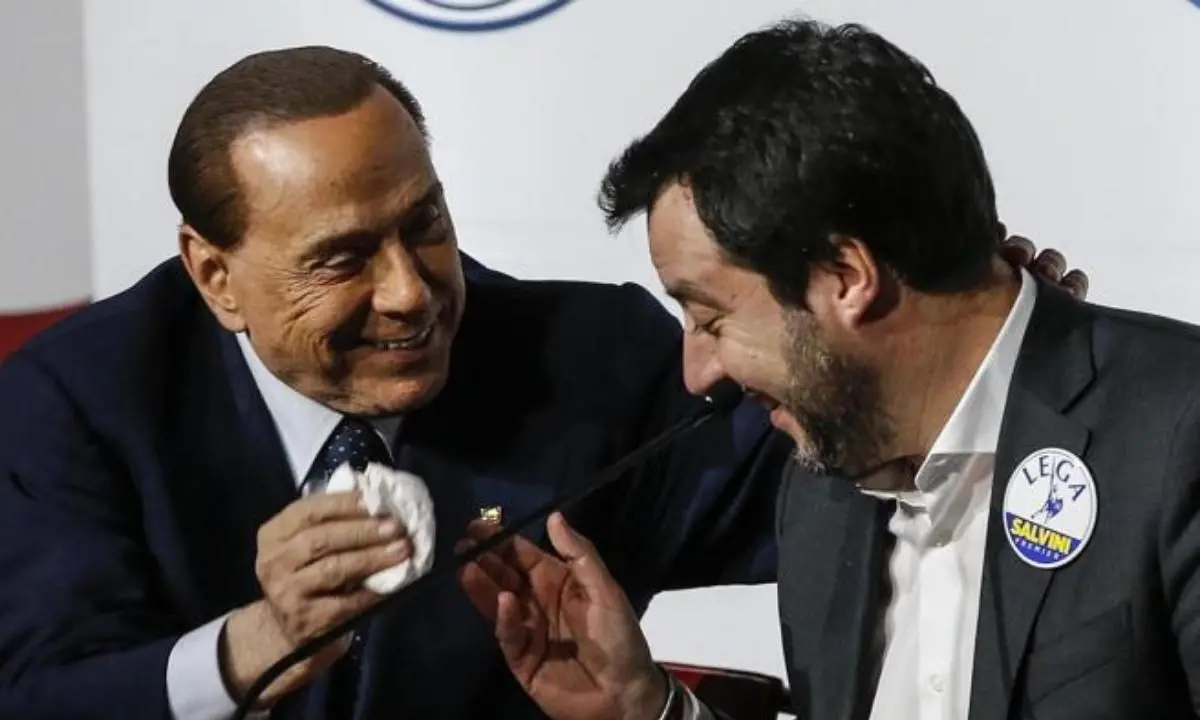 Berlusconi e Salvini «pronti per andare al voto». Tensione all’assemblea del M5s