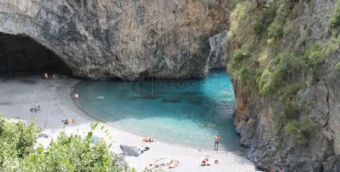 San Nicola Arcella, riapre al pubblico la spiaggia dell’Arcomagno: costi e modalità