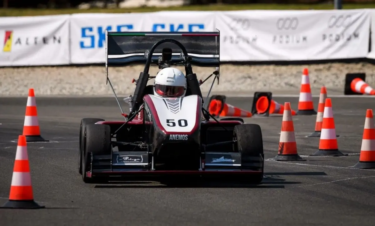 L’auto da corsa costruita dai giovani ingegneri Unical sul podio della Formula Sae